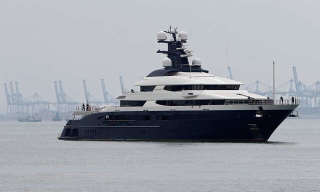 Her ligger en av verdens dyreste superyachter. Eieren er på rømmen